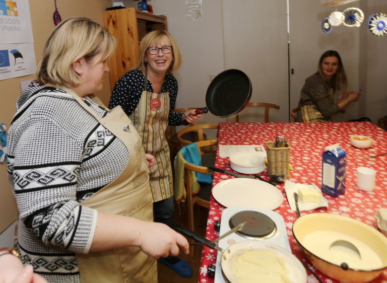 Esimene kook läheb ikka ämmale, ütleb juhendaja Tiina Põllu (keskel). Esiplaanil Donetski oblastist pärit Natalja.
