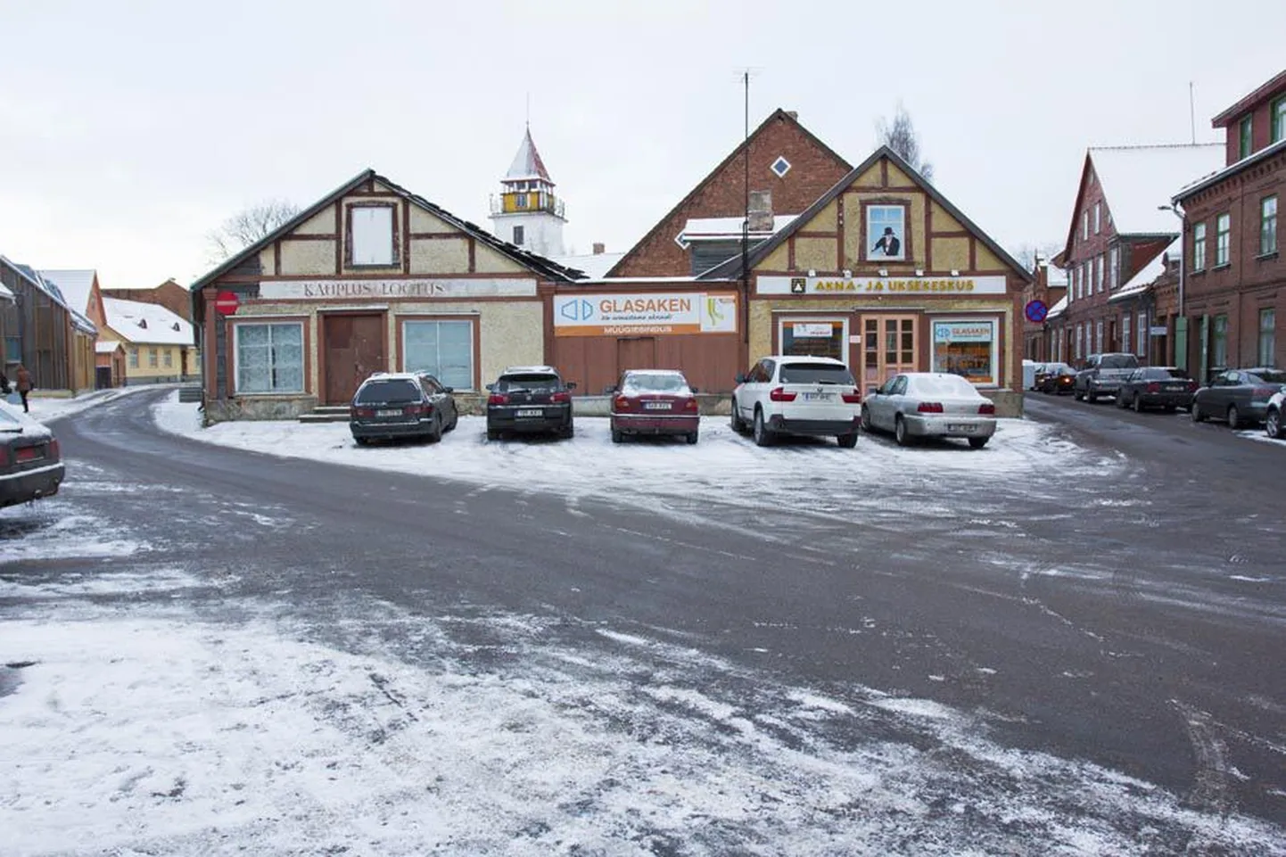 Kui Väike-Turu tänavale (vasakul) pannakse pärast kaevetööde lõppu maha munakivisillutis, siis sellega otsakuti kokku jõudval Kauba tänaval (paremal) on kavas asfalti parandada ja pinnata.