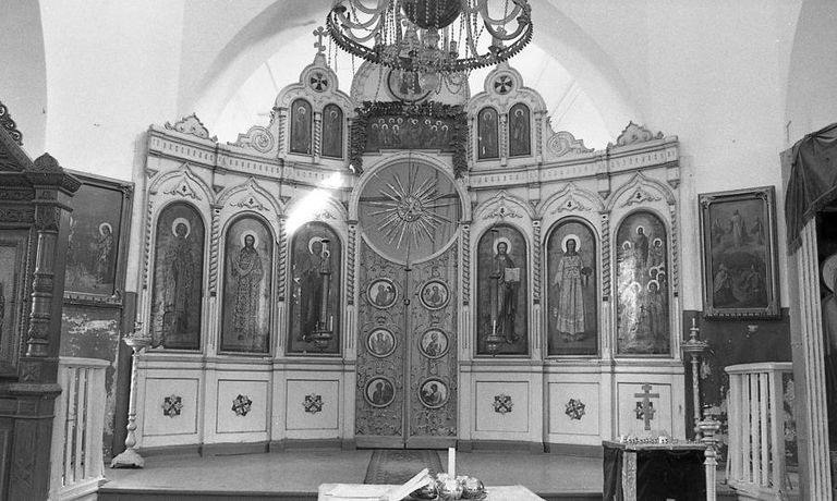 Uruste õigeusu kiriku ikonostaas ehk ikoonidega sein enne rüüstamist.