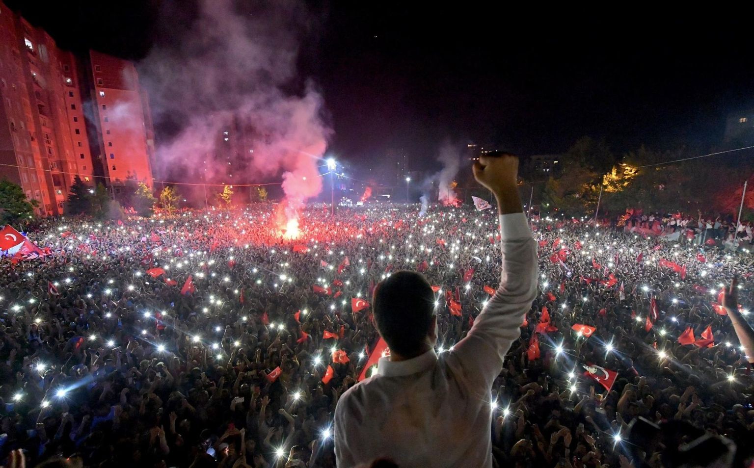 Istanbuli kordusvalimised võitnud Vabariikliku Rahvapartei kandidaat Ekrem İmamoğlu juubeldava rahvahulga ees.