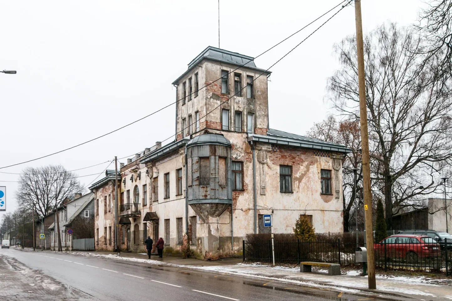 Julius Kuperjanovi 12 Valga gümnaasiumi kõrval on muinsuskaitse all olev maja. Hoonel on neli lõvipealist maskarooni ning kolmerealine malelauast inspireeritud siniste ja kollaste glasuurplaatidega dekoratiivne friis hoone räästa all.