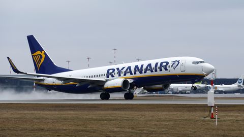 Paanika reisijate seas: Ryanairi lennuk täitus paksu suitsuga