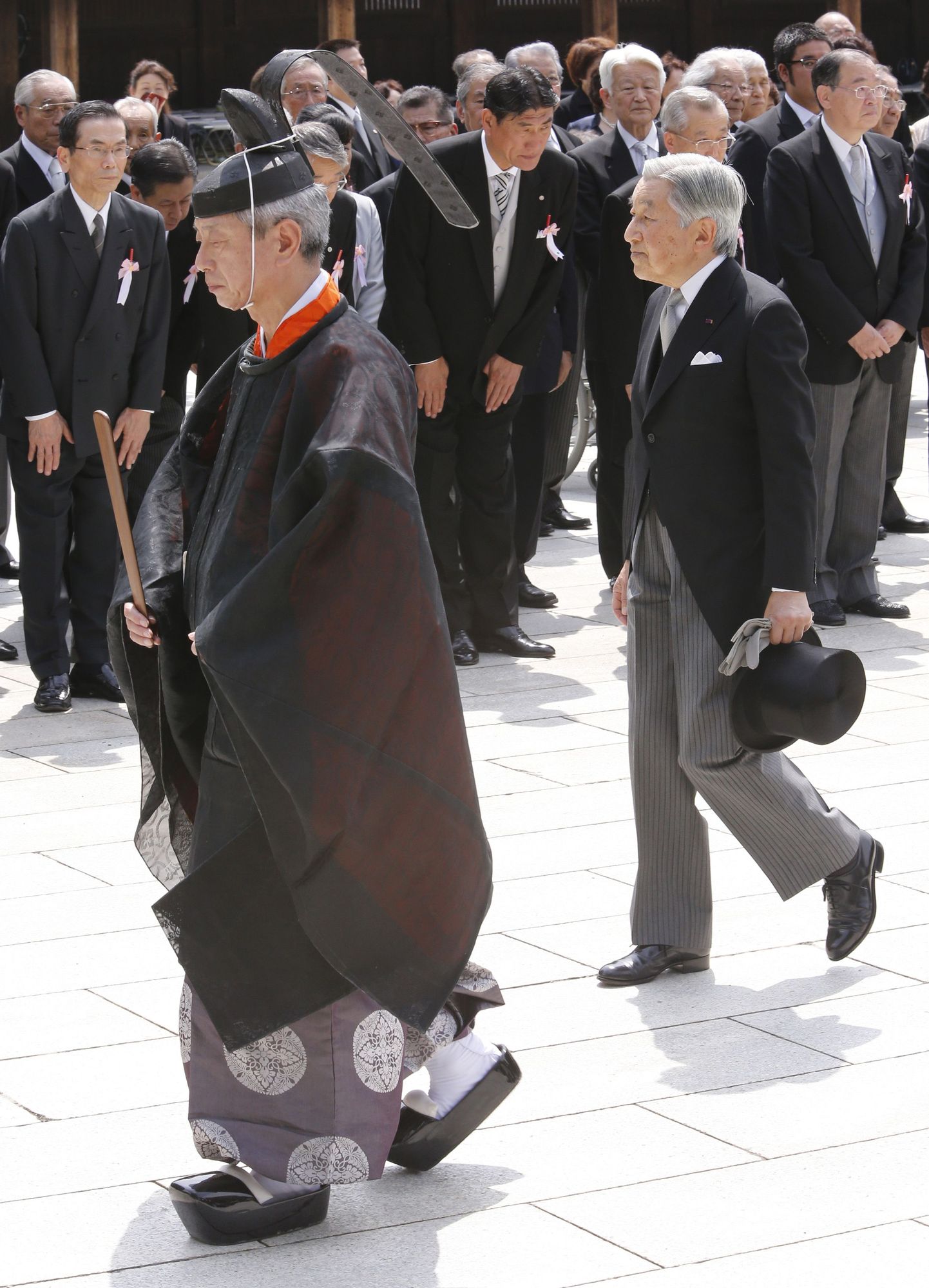 Jaapani keiser Akihito koos shinto preestriga suundumas templisse