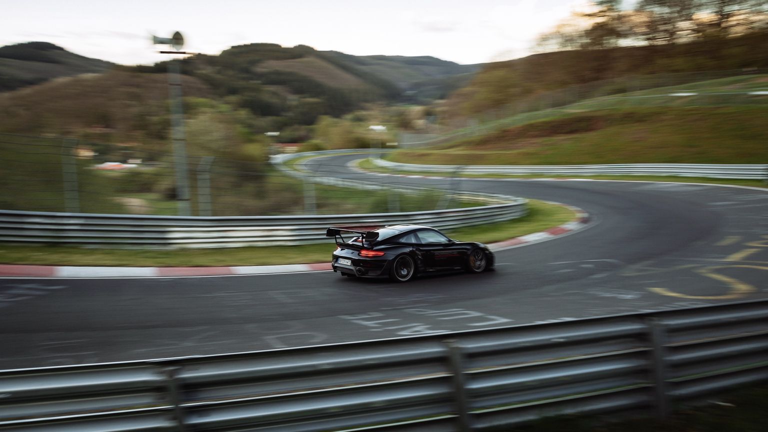 Porsche 911 GT2 RS kļūst par ātrāko sērijveida auto Nordšleifē