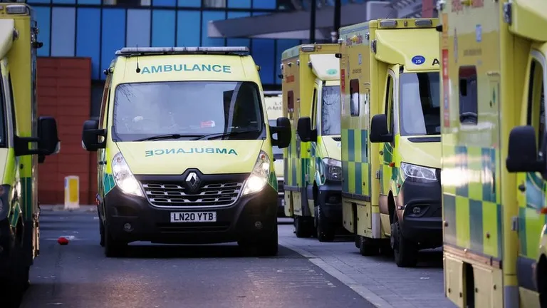 Машины скорой помощи у больницы в Лондоне.