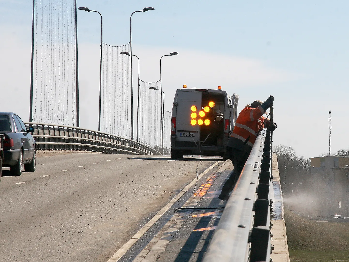 Kui tavaliselt on kevaditi Jõhvi viadukti survepesuriga pestud, siis sel suvel saab see ka uue asfaltkatte.