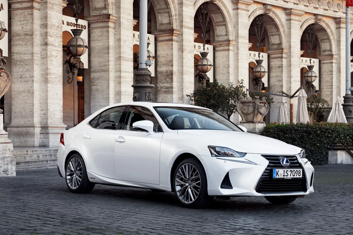 Uus Lexus IS 300h kogu oma ilus.