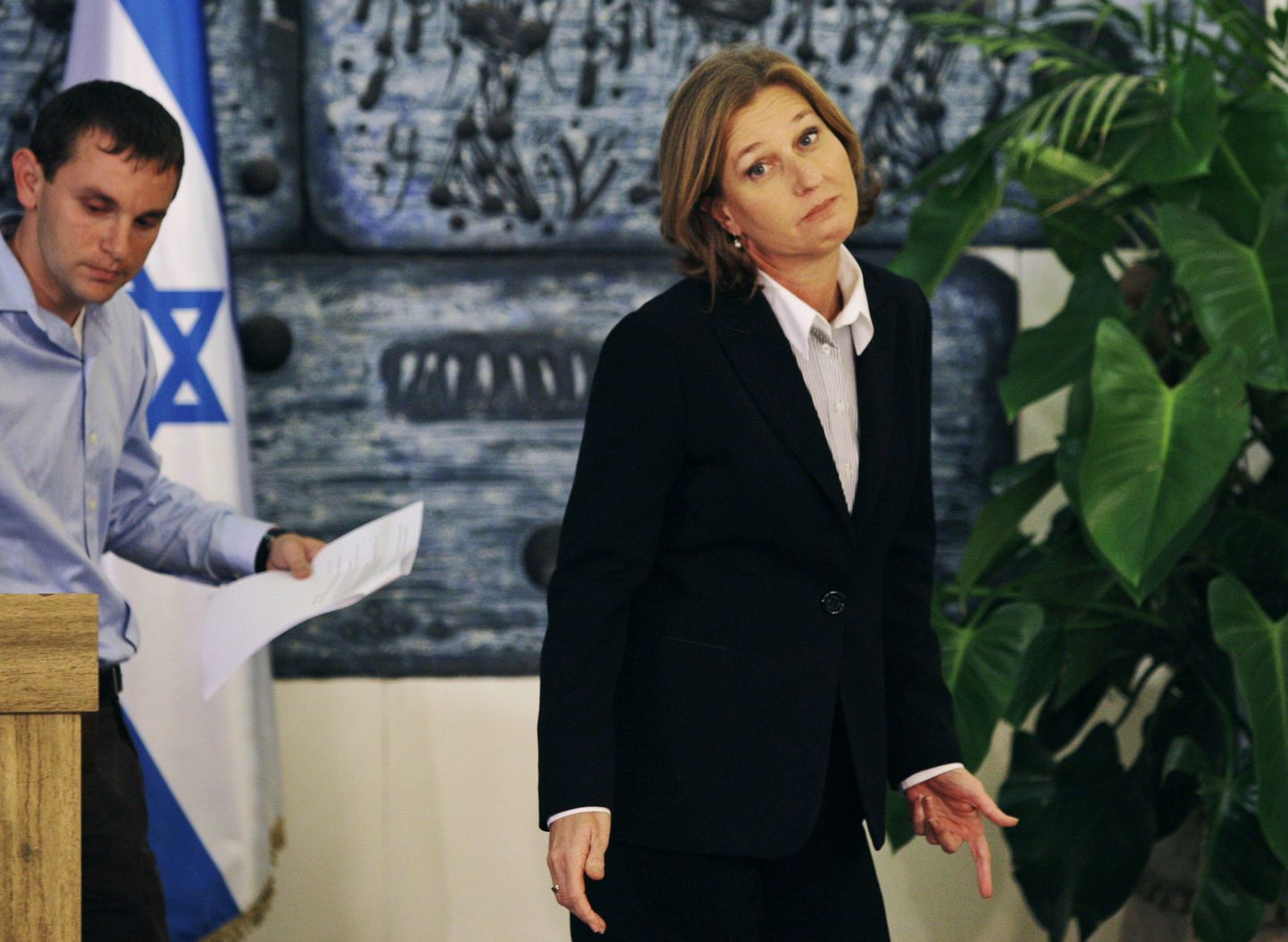 Iisraeli peaministriks määratud Tzipi Livni loobus uue koalitsiooni kokkupanekust ning ootab ennetähtaegseid valimisi.