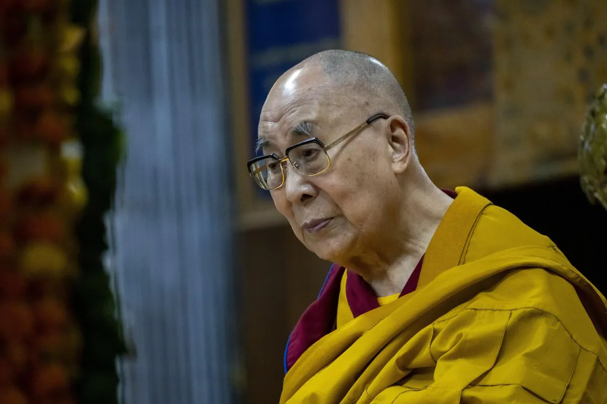 Tiibeti vaimne juht, 14. dalai-laama Tenzin Gyatso taandus eelmise kümnendi alguses poliitikast taanduda ja loobus ning poliitilise juhi rollist.