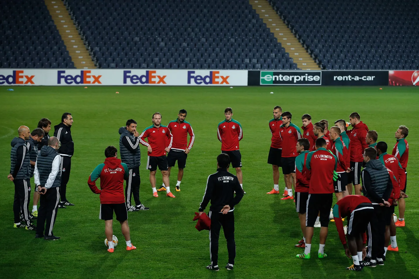 Футболисты "Локомотива" во время тренировки в Стамбуле.