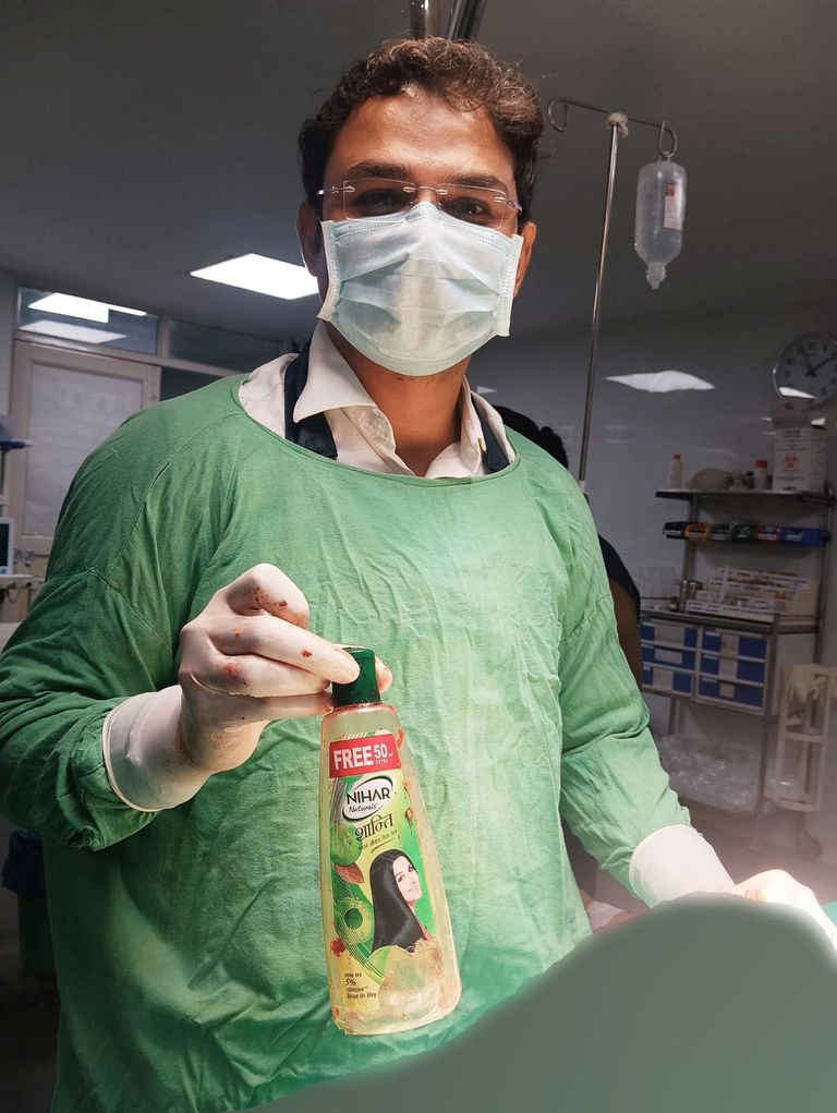 Врач Манодж Чоудхари удалил неповрежденную бутылку во время спасательной операции.