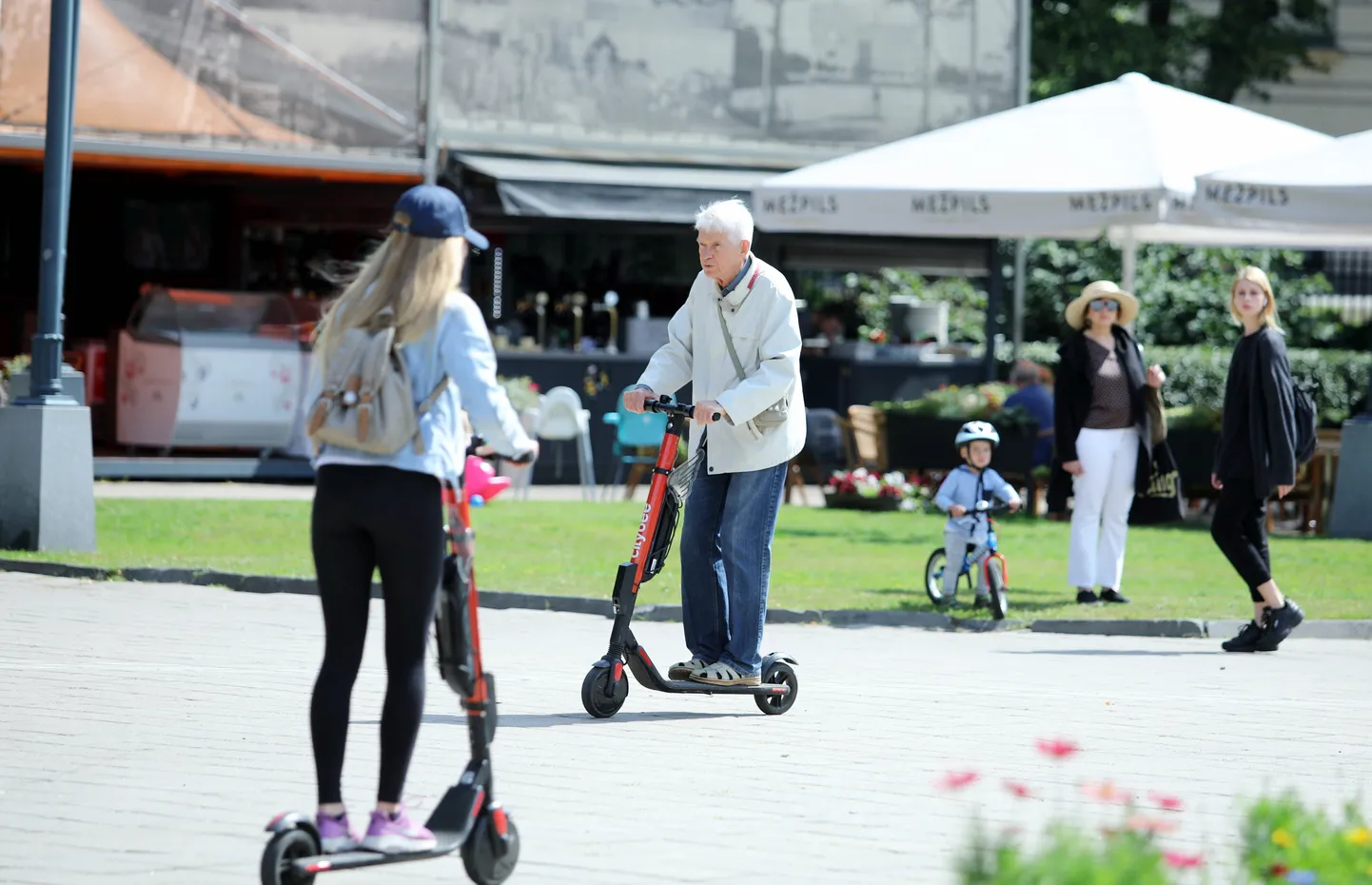 Esplanādē pie Raiņa pieminekļa notiek speciāla meistarklase "CityBee Scooters Academy", kurā var apgūt iemaņas, kā viegli uzsākt braukt ar elektrisko skrejriteni.