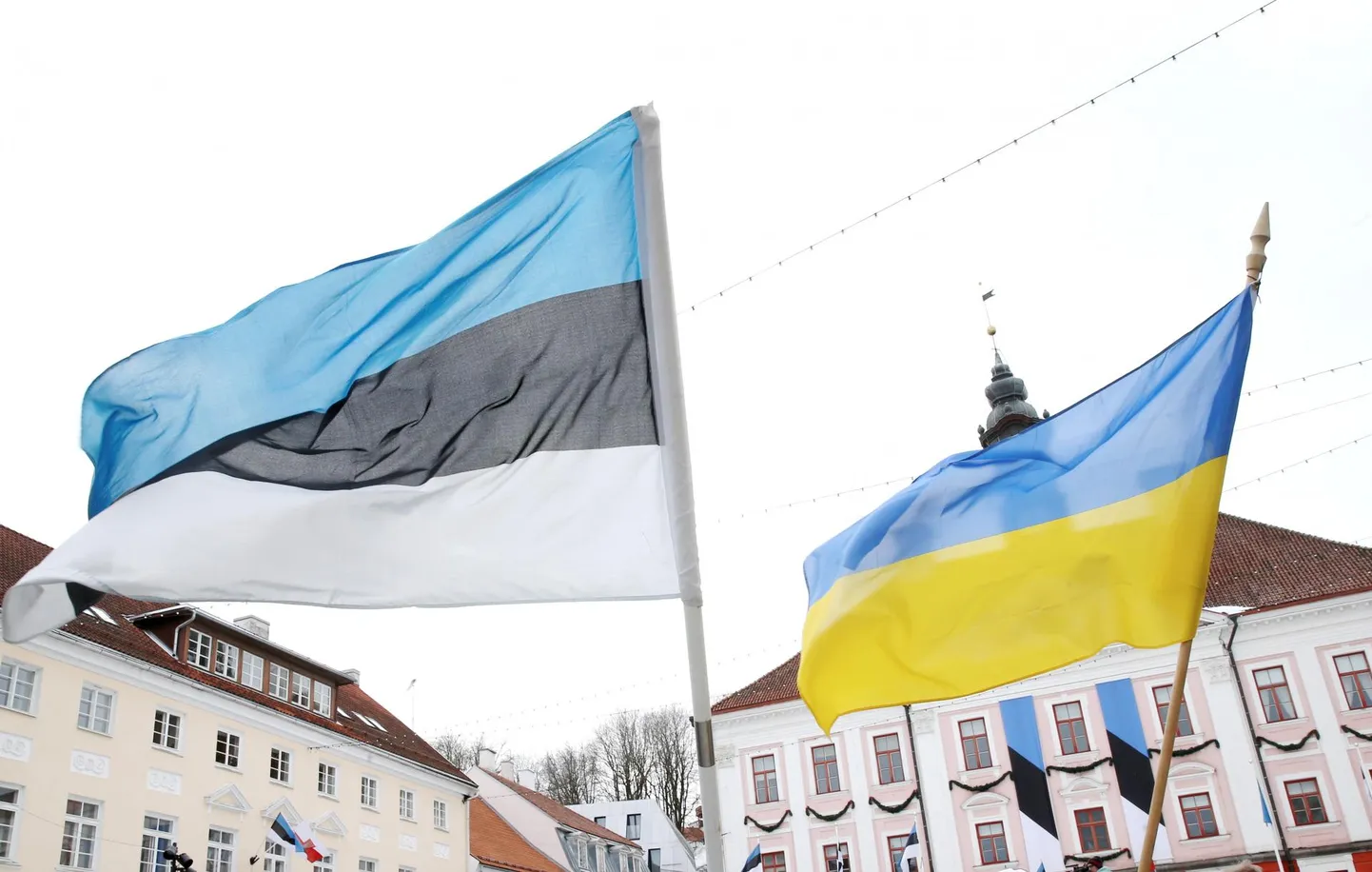 Kogu maailm hoiab Ukrainale pöialt, et see suudaks vastu seista hullunud Vene okupantidele.