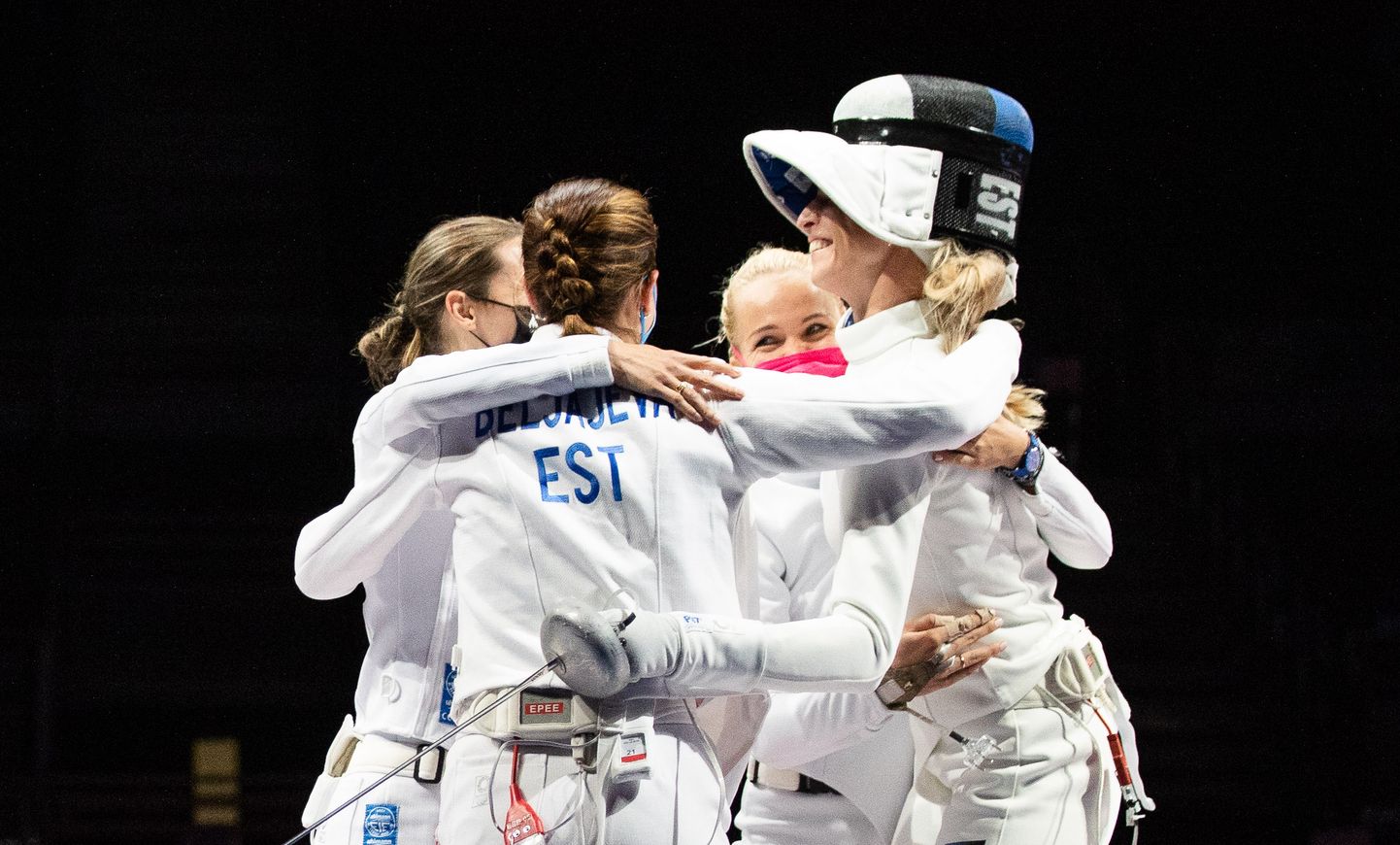 Eesti epeevehklemise naiskond Tokyo olümpial rõõmustamas.