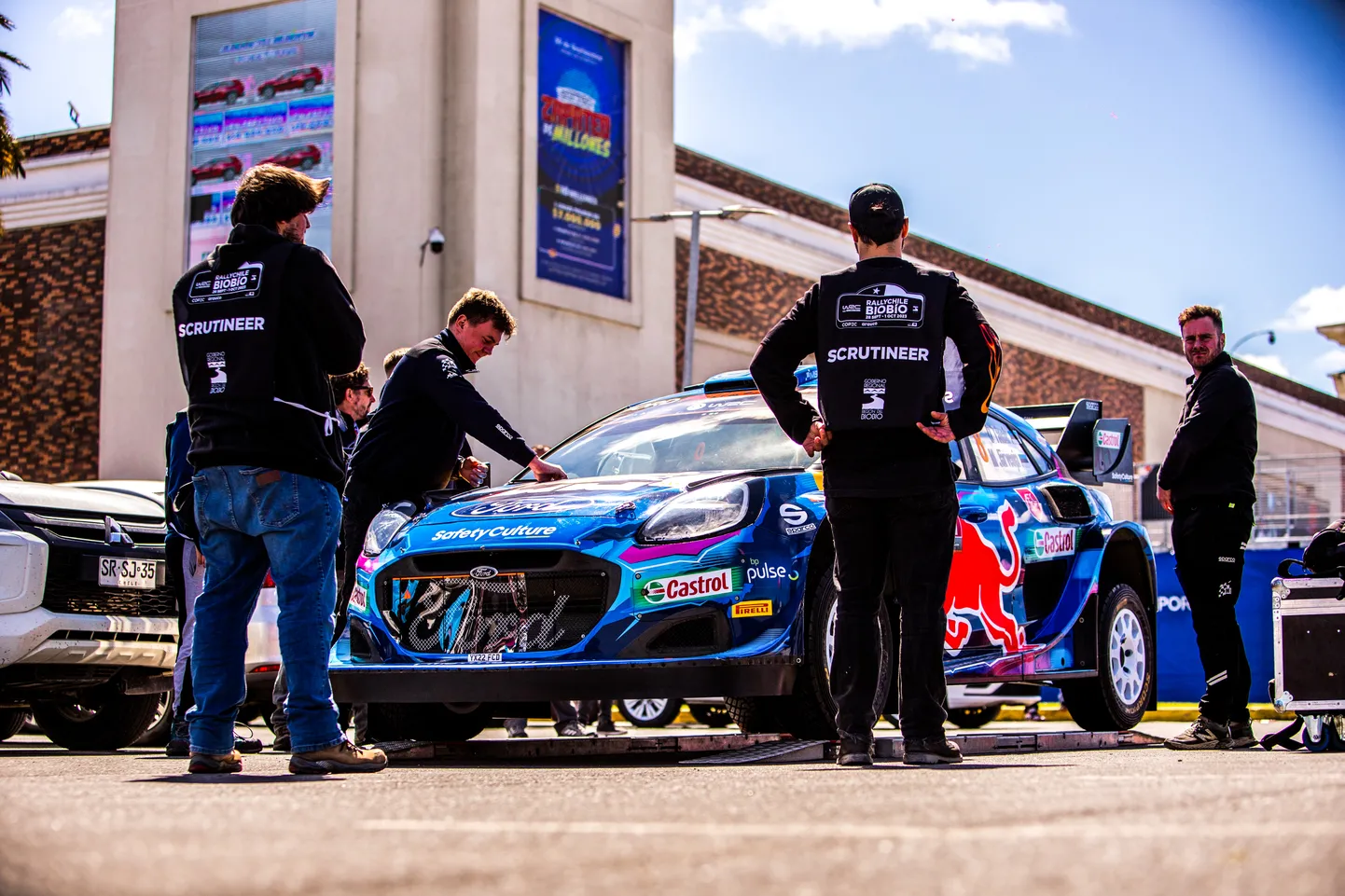 Ott Tänaku Ford Puma Rally1-auto Tšiili ralli võistluseelses tehnilises kontrollis.