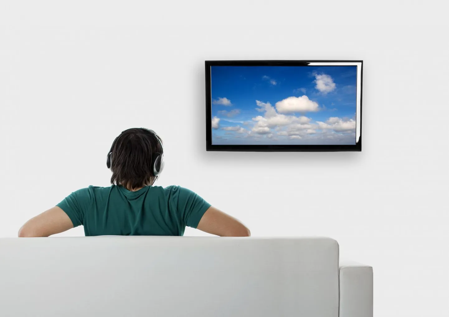 Televiisori ees istuv mees