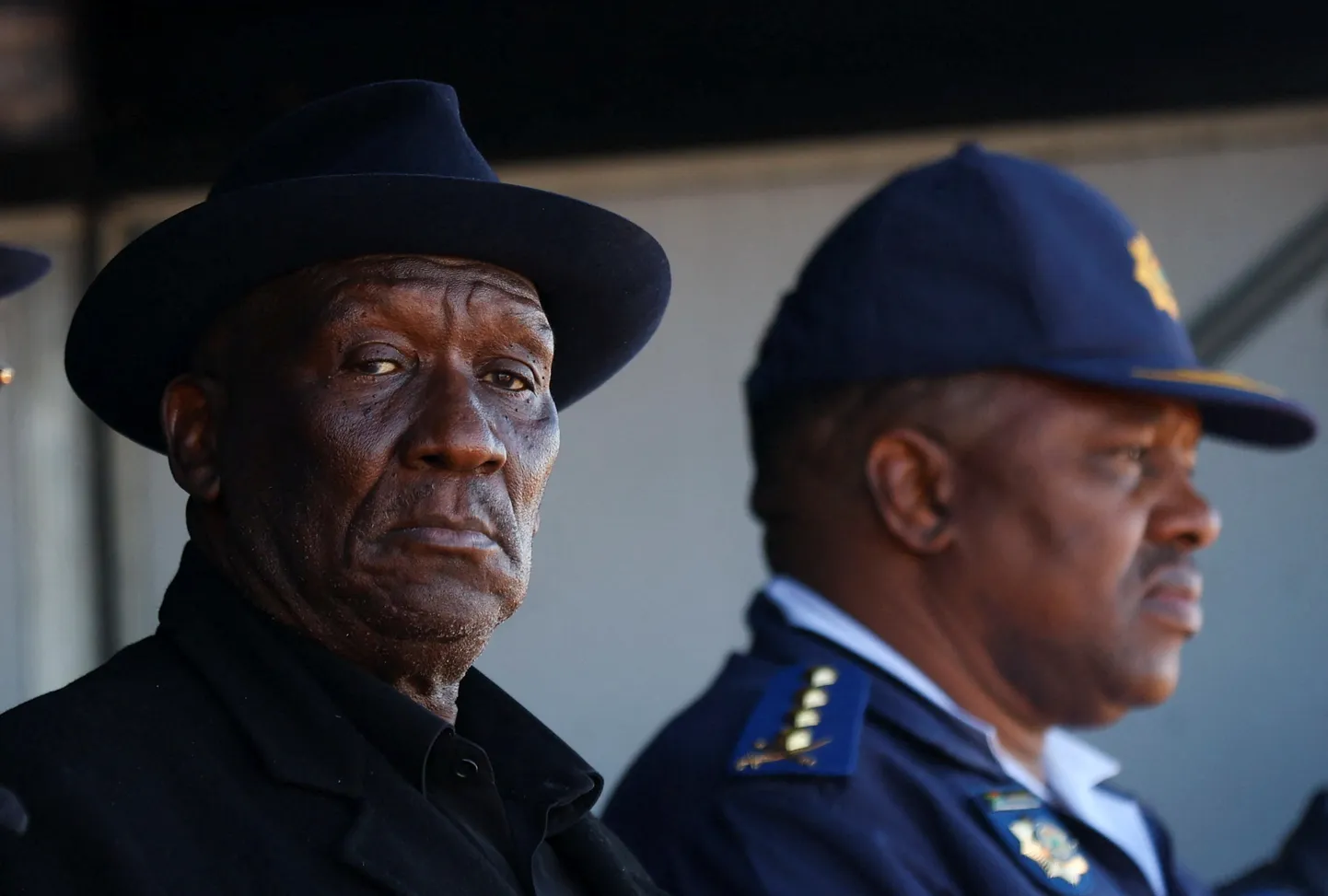 LAVi politseiminister Bheki Cele viibib sel 2022. aasta 11. juulil tehtud fotol ühes Johannesburgi kurikuulsa linnaosa Soweto kõrtsis, kus tulistajad tapsid 15 inimest, külvates kuriteopaiga üle vähemalt 137 kuuliga.