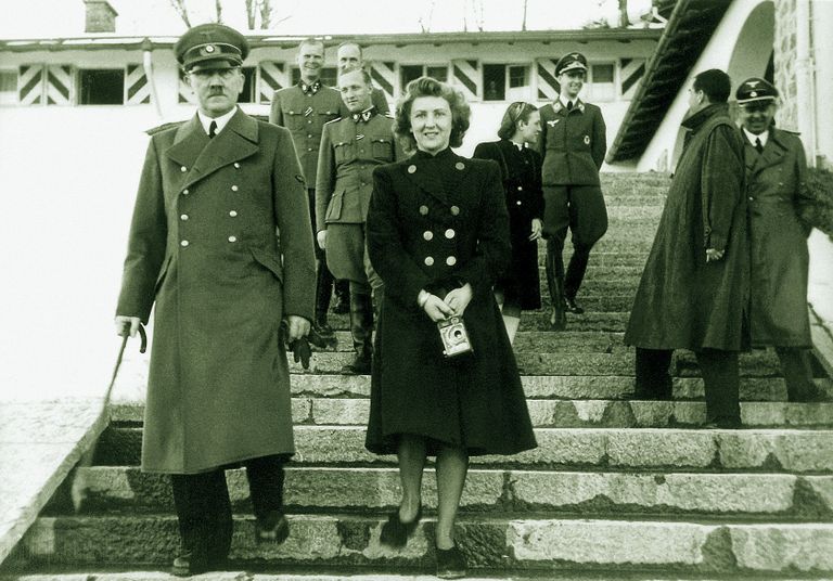 Adolf Hitler ja Eva Braun koos kaaskonnaga 1940