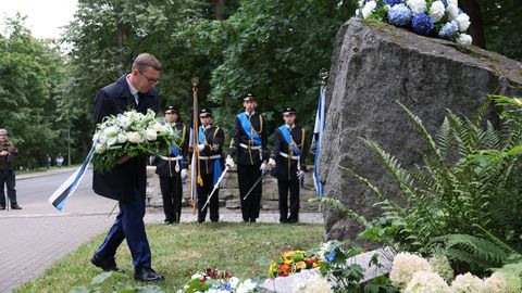 GALERII ⟩ 20. augusti mälestuskivi juurde asetati lilled