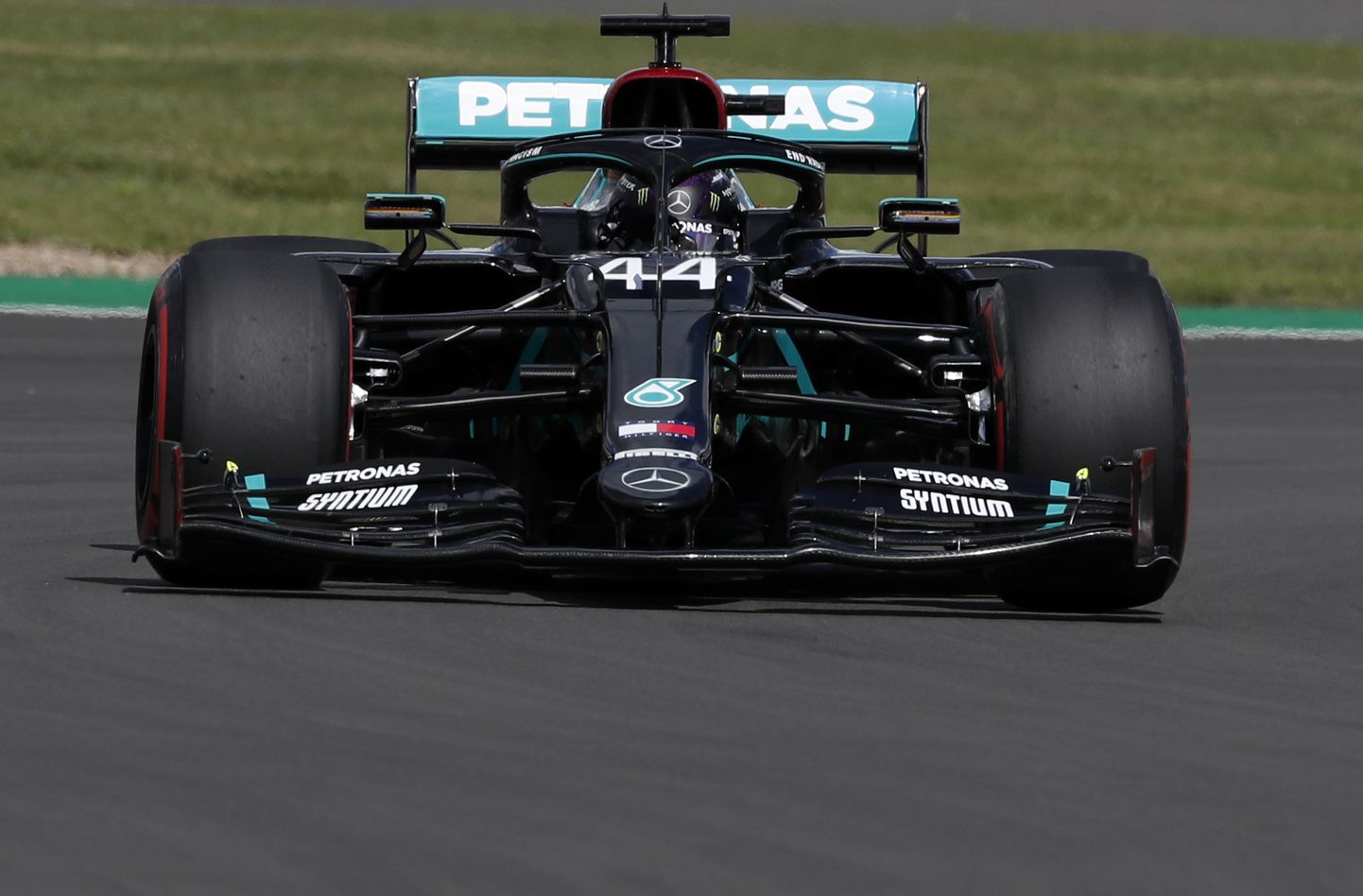 Lewis Hamilton kihutamas Mercedese vormeli roolis.