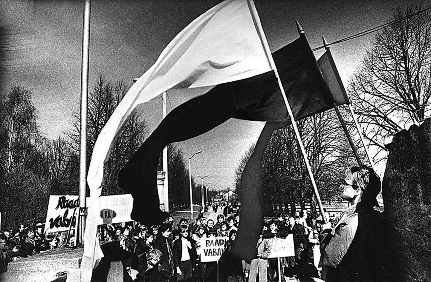 1988. aasta muinsuskaitsepäevadel Tartus lehvisid juba rahvusvärvid. Küll eraldi lippudena, kuid oli selge, et sündmusi tagasi pöörata polnud enam võimalik.