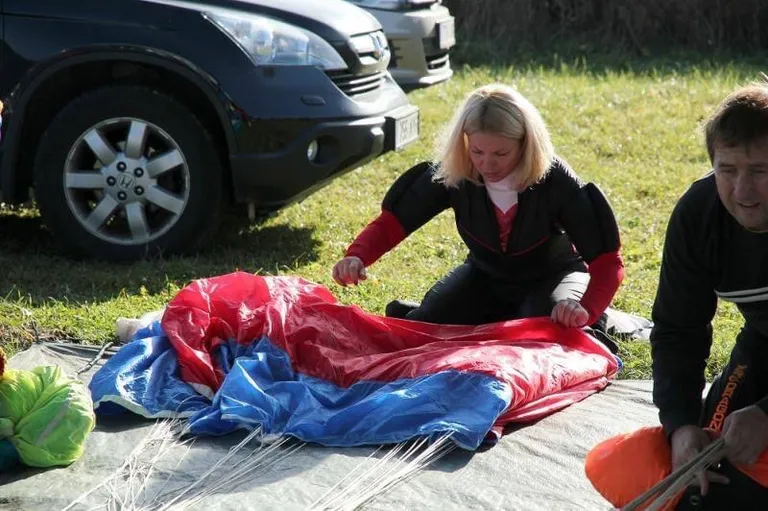 Укладка парашюта - очень ответственная часть подготовки.
