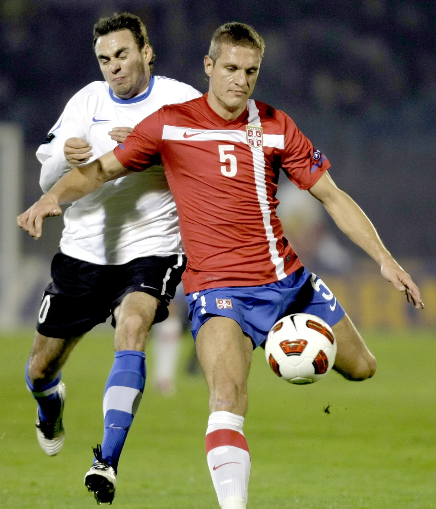Nemanja Vidic (paremal) heitlemas Belgradis Sergei Zenjoviga.