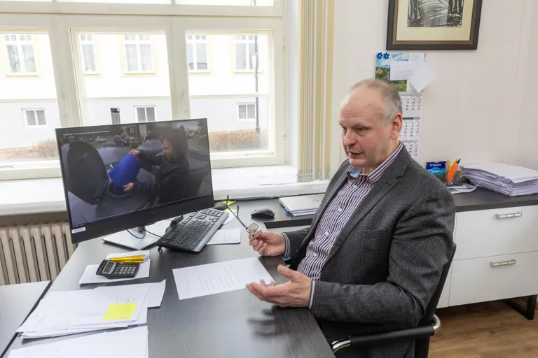 Järgmisest aastast peaks jõustuma jäätmereform, mis vastutuse liigiti sortimise ning jäätmete edasise ringmajandusse jõudmise eest paneb kohalike omavalitsuste õlule. Viljandi abilinnapea Kalvi Märtini arvates on jäätmeid vaja sortida, ent kohalikud omavalitsused üksi seda teha ei suuda.