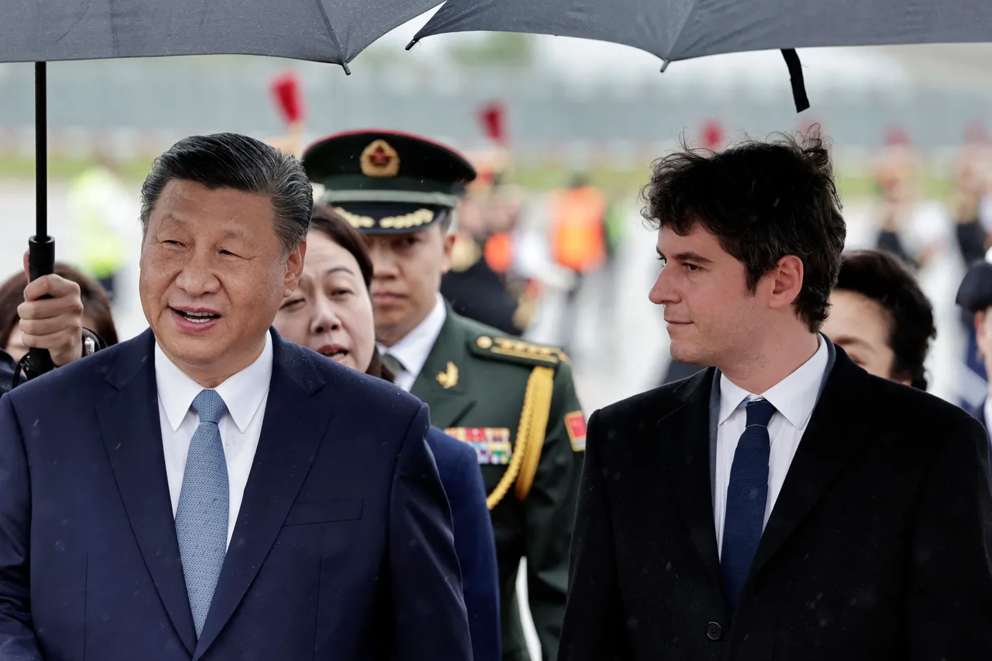Prantsusmaa peaminister Gabriel Attal tervitamas Hiina president Xi Jinpingi tema saabumisel ametlikule kahepäevasele riigivisiidile Pariisis Orly lennujaamas 5. mail 2024. aastal.