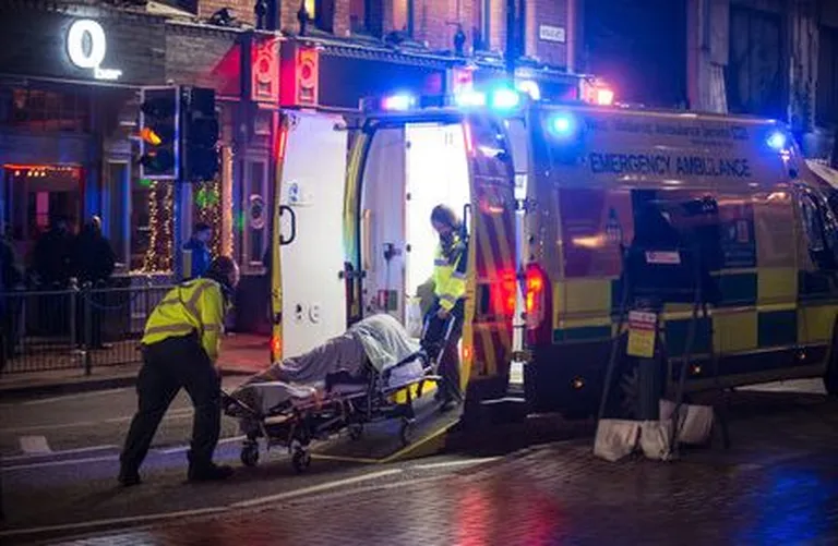 Uue aasta vastuvõtmine Birminghamis. Parameedikud abistamas kannatada saanut