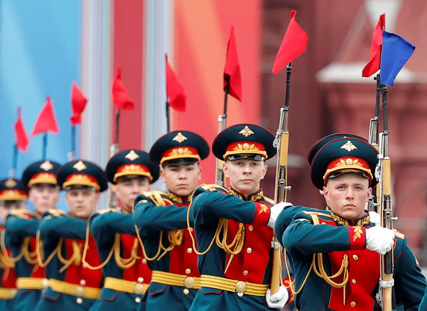 Vene auvahtkonna liikmed 9. mai sõjaväeparaadi proovis Moskvas Punasel väljakul.