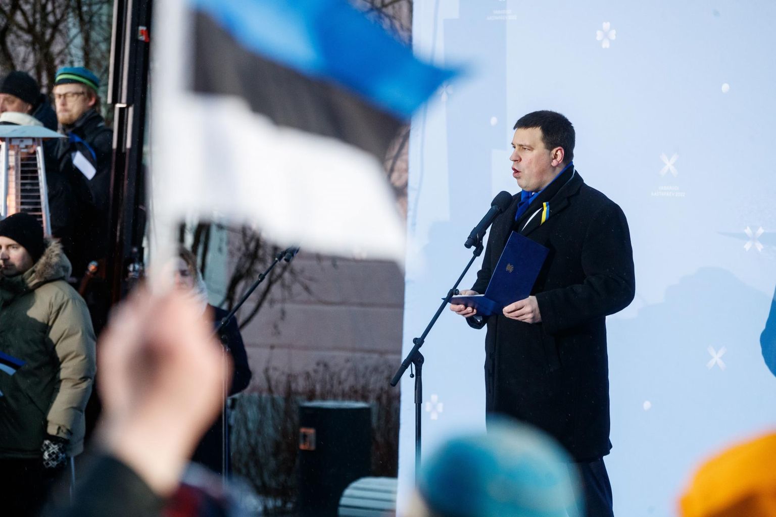 Riigikogu esimees Jüri Ratas pidulikul lipuheiskamisel Toompeal Kuberneri aias 24. veebruaril 2022.
