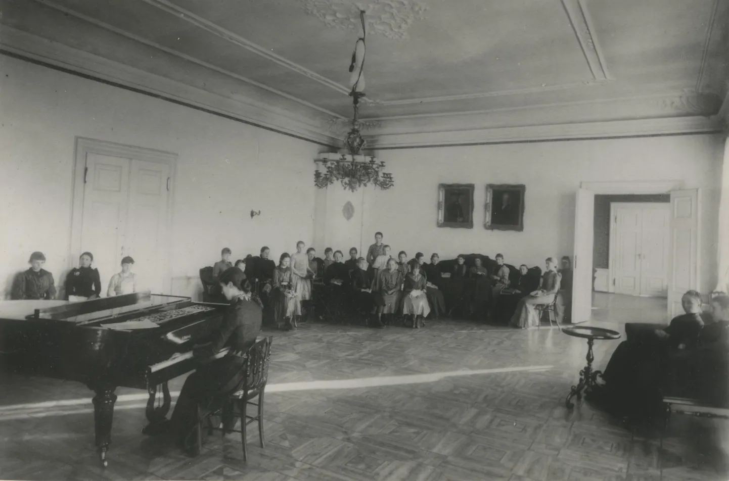 Sel 1891. aastal Vinni stiftis tehtud fotol istub suures saalis mitukümmned noort aadlipreilit. Neile ja Vinni stifti õpetajatele mängis klaverit Elisabeth von Wahl, Pajusi ja Adavere mõisniku Nikolai Karl Otto von Wahli üks laps üheteistkümnest. Elisabeth von Wahl (s 1874) abiellus Wilhelm Adolf Greiffenhageniga.