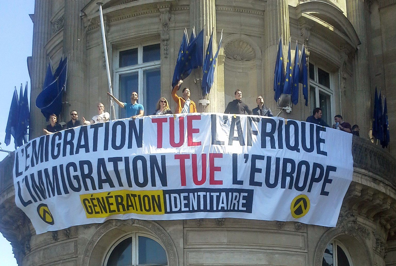 Prantsuse paremäärmusliku organisatsiooni Bloc Identitaire noortetiiva liikmed riputasid eelmisel laupäeval Euroopa Komisjoni Pariisis esinduse rõdult alla loosungi «Väljaränne tapab Aafrika, sisseränne tapab Euroopa».