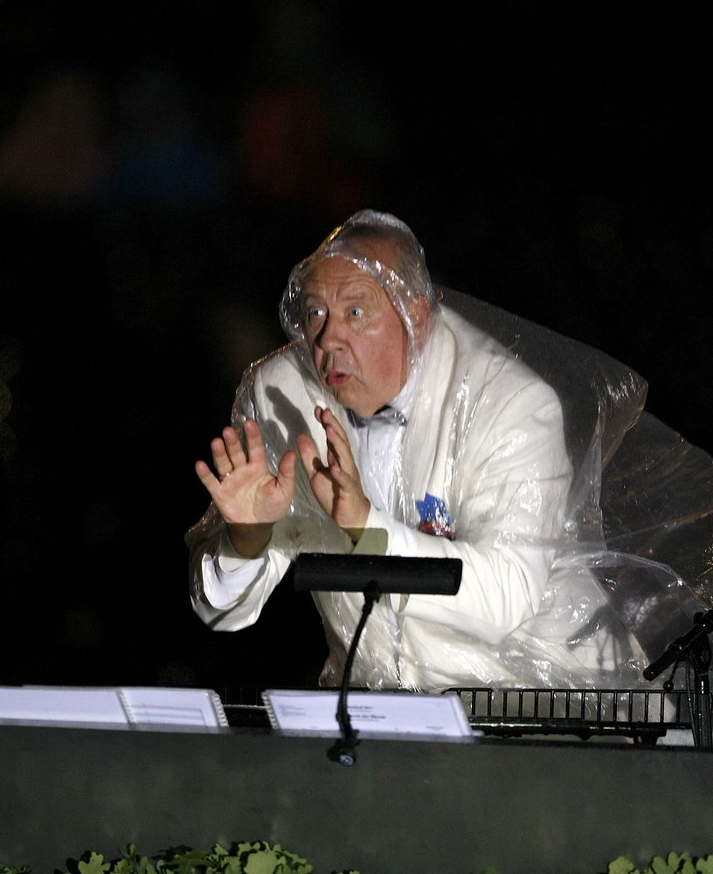 Maestro Neeme Järvi trotsis esimesel laulupeo õhtul uljalt nii tuult, kui vihma.