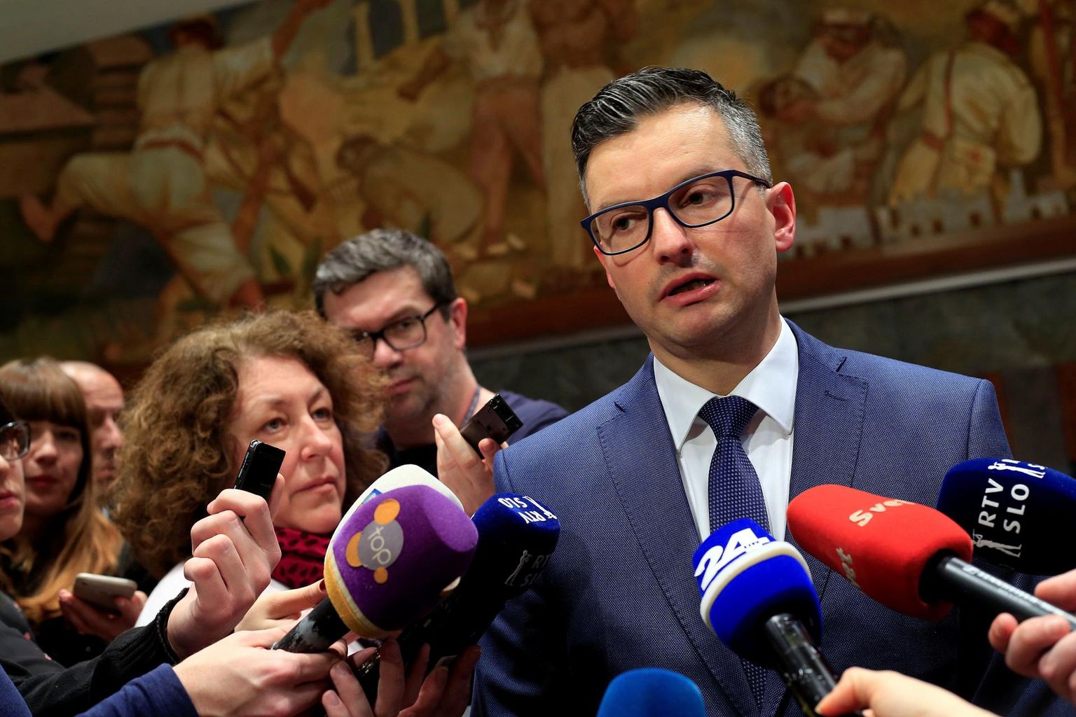 Sloveenia peaminister Marjan Šarec pärast tagasiastumisest teatamist ajakirjanikele aru andmas.
