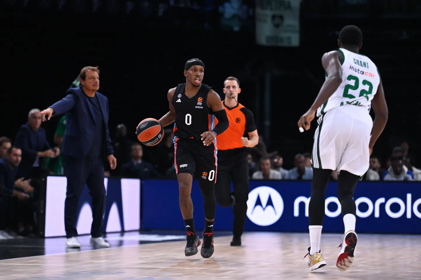 Panathinaikose peatreener Ergin Ataman (vasakul), Pariisi mängija TJ Shorts ja Panathinaikose pallur Jerian Grant.