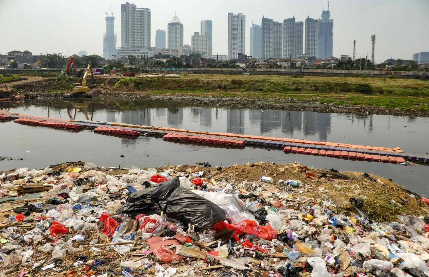 Indoneesia kavatseb kolida pealinna välja Jakartast, mis on ülerahvastatud, saastatud, maadleb prügiprobleemiga ja seisab silmitsi vajumisega. 