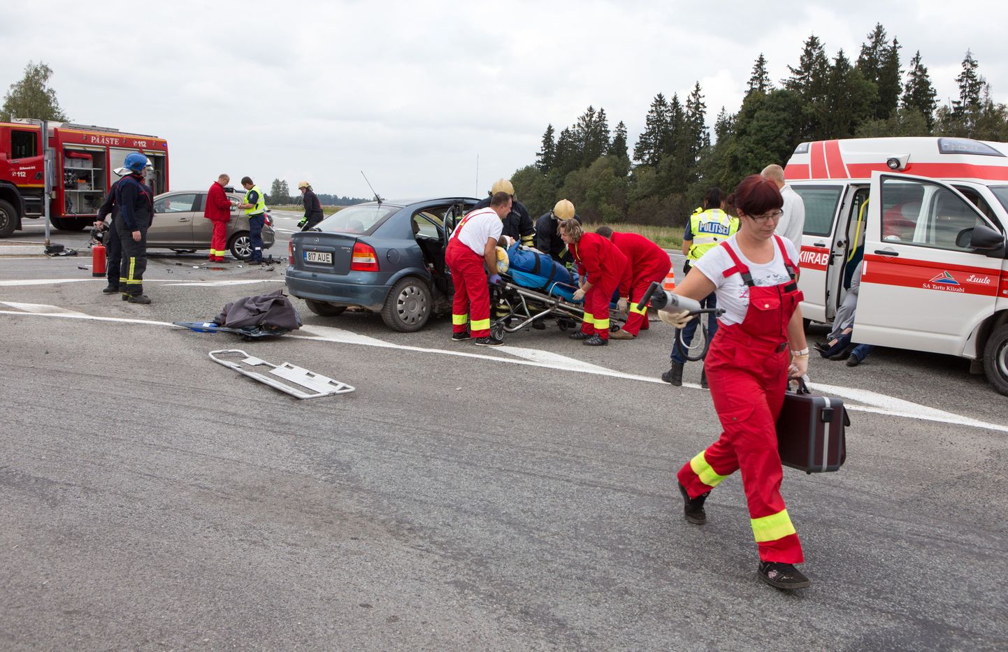Viljandi lähedal juhtunud avariis said esialgsetel andmetel kannatada kõik viis autodes olnud inimest.