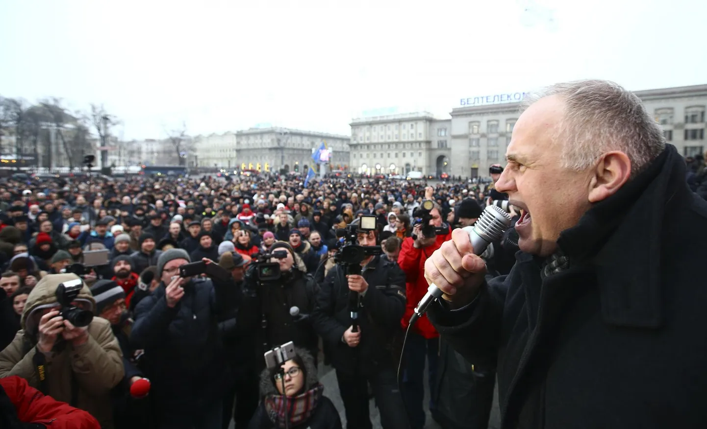 Valgevene opositsiooniliider Mõkola Statkevitš 2017. aasta veebruaris Minskis toetajatele kõnet pidamas.
 