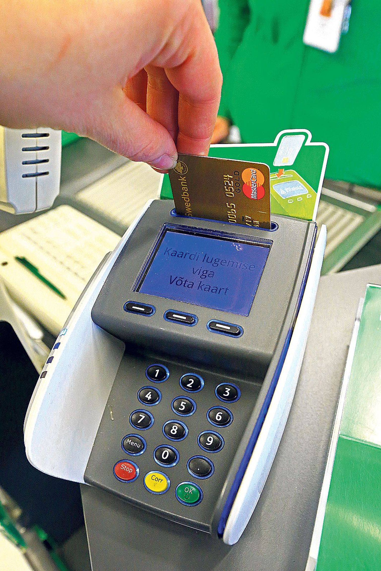 Prisma vanades kaardimakseterminalides ei pruugi õhemad pangakaardid töötada, kuna terminali kiibilugeja klemmid on suure koormuse tõttu ära paindunud.
