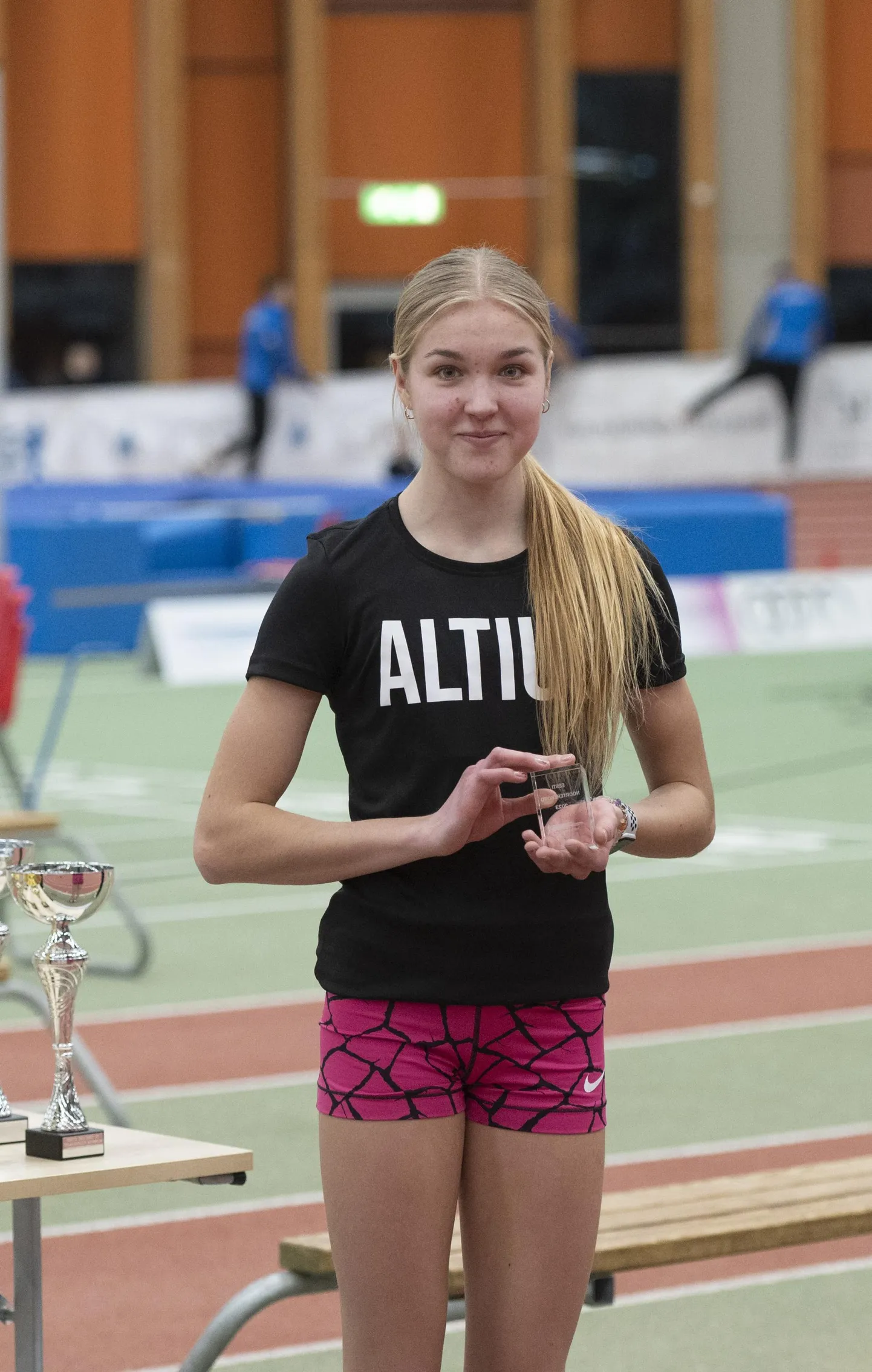 Naomi Toomenurm Eesti noorterekordi meenega.