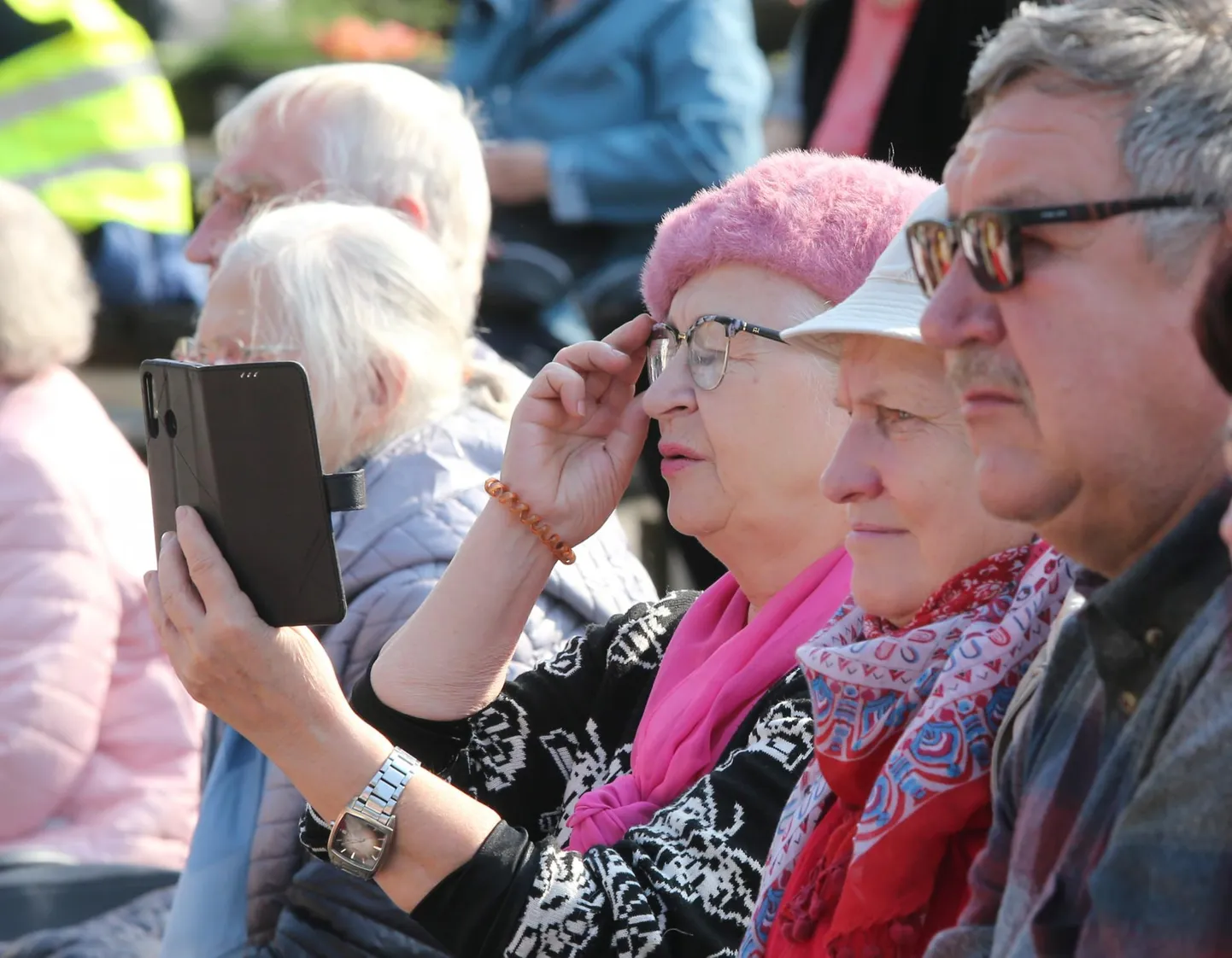 Eakad on huvitatud tööl käimisest.