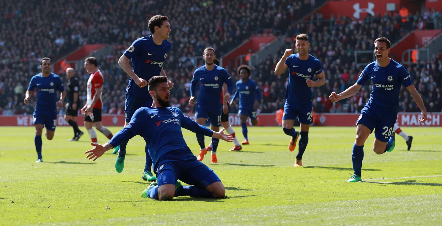 Olivier Giroud meeskonnakaaslastega võiduväravat tähistamas.