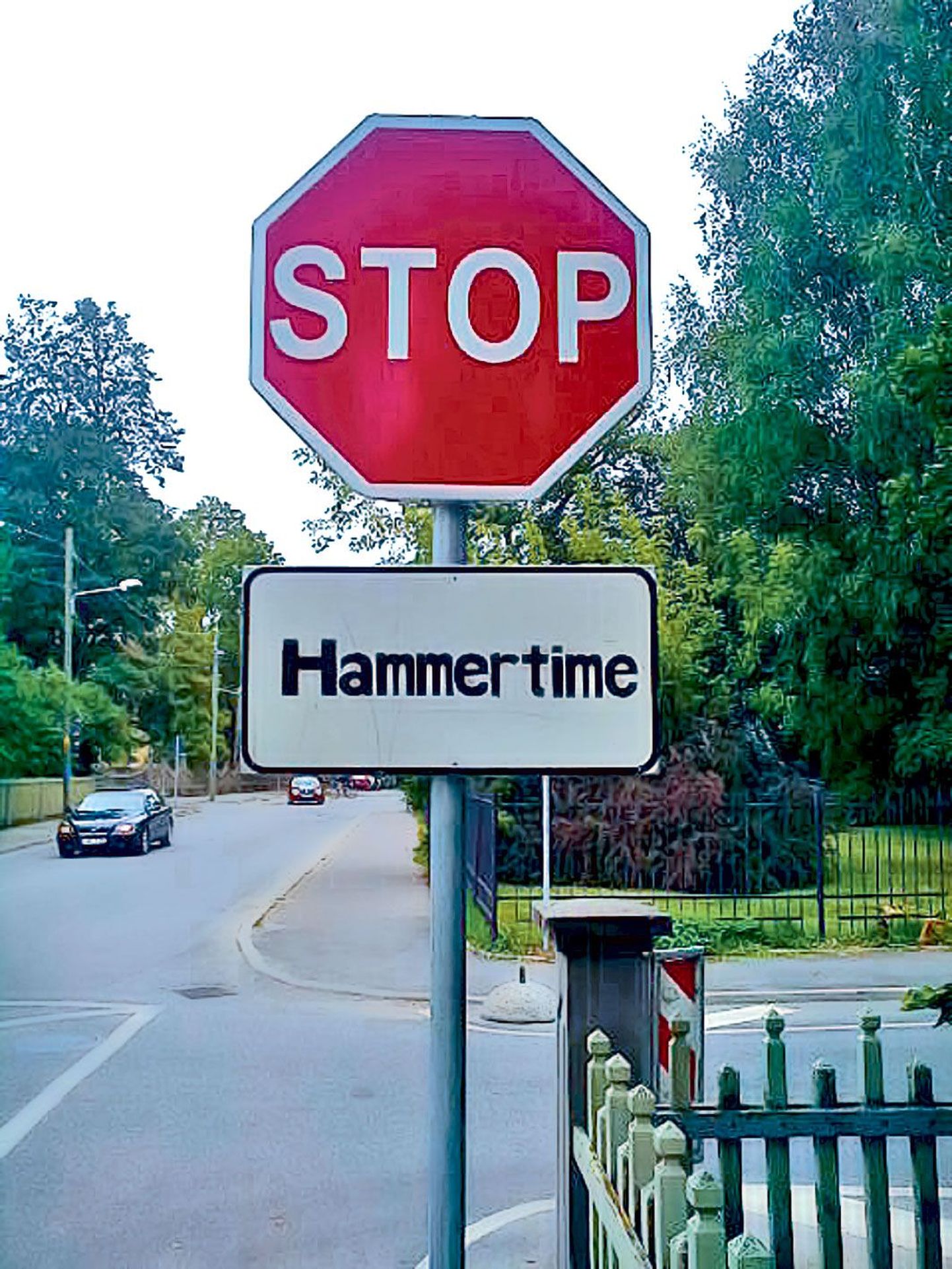 Stoppmärgile tahvli «Hammertime» lisamine võib näida lõbus, kuid on seaduse järgi karistatav ja politsei hinnangul julm nali, kuivõrd autojuhtide eksitamine võib põhjustada liiklusõnnetuse.