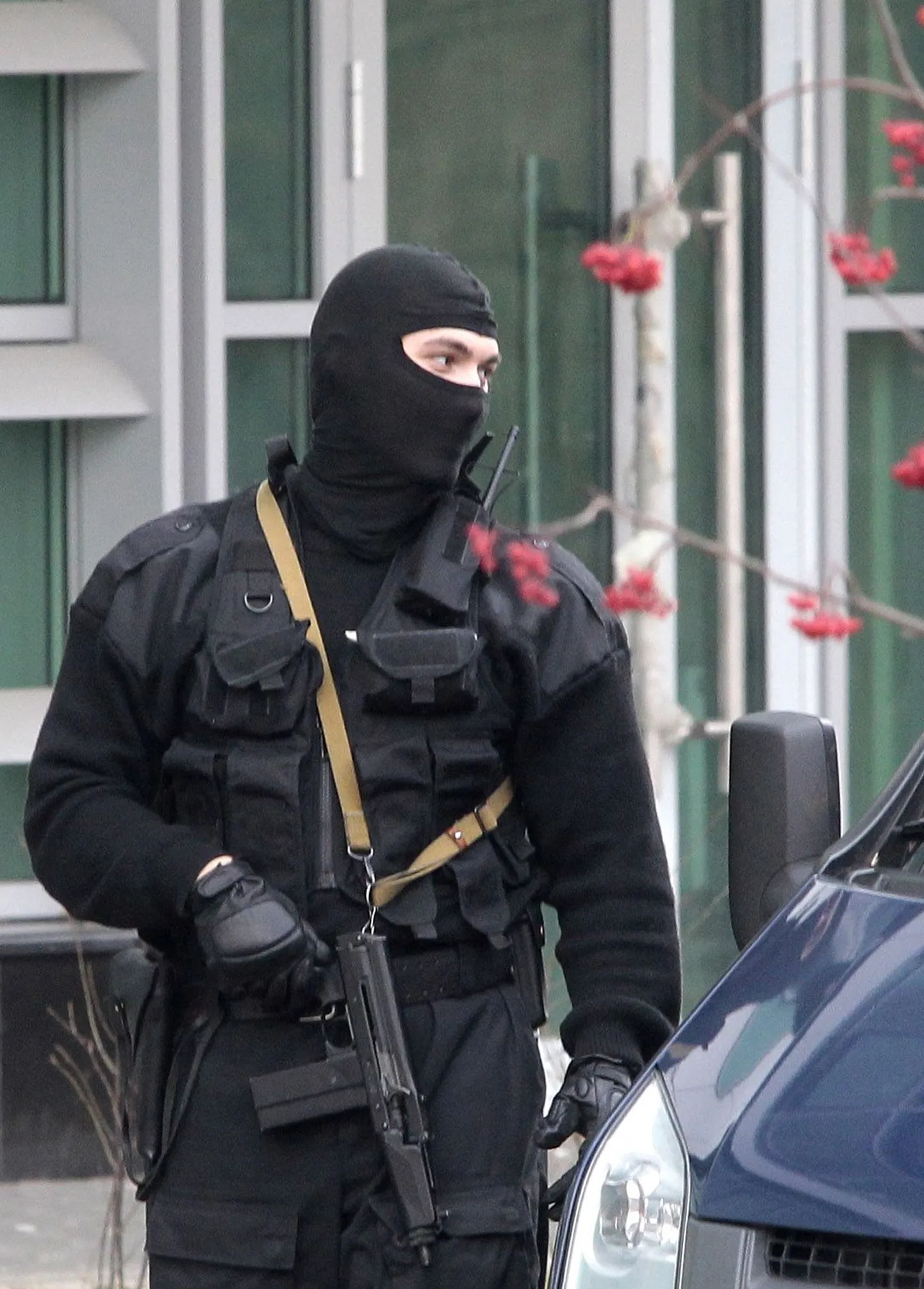 Relvastatud mees eile Aleksandr Lebedevile kuuluva pangahoone ees Moskvas.