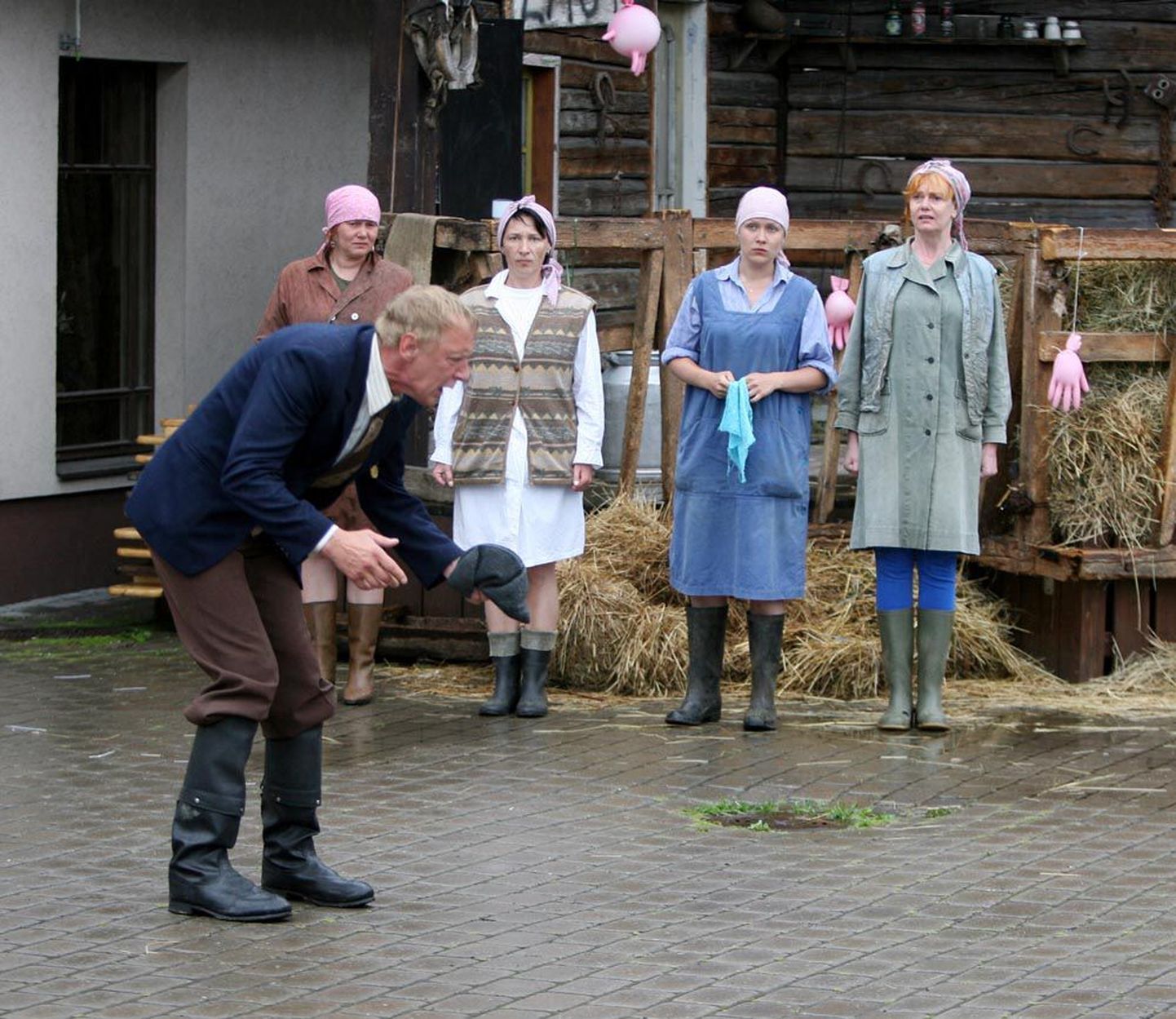 Lüpsjad (Merle Jääger, Irina Võsaste, Inga Allik ja Liina Tennosaar) tervitavad kolhoosiesimees Tšikki (Egon Nuter).