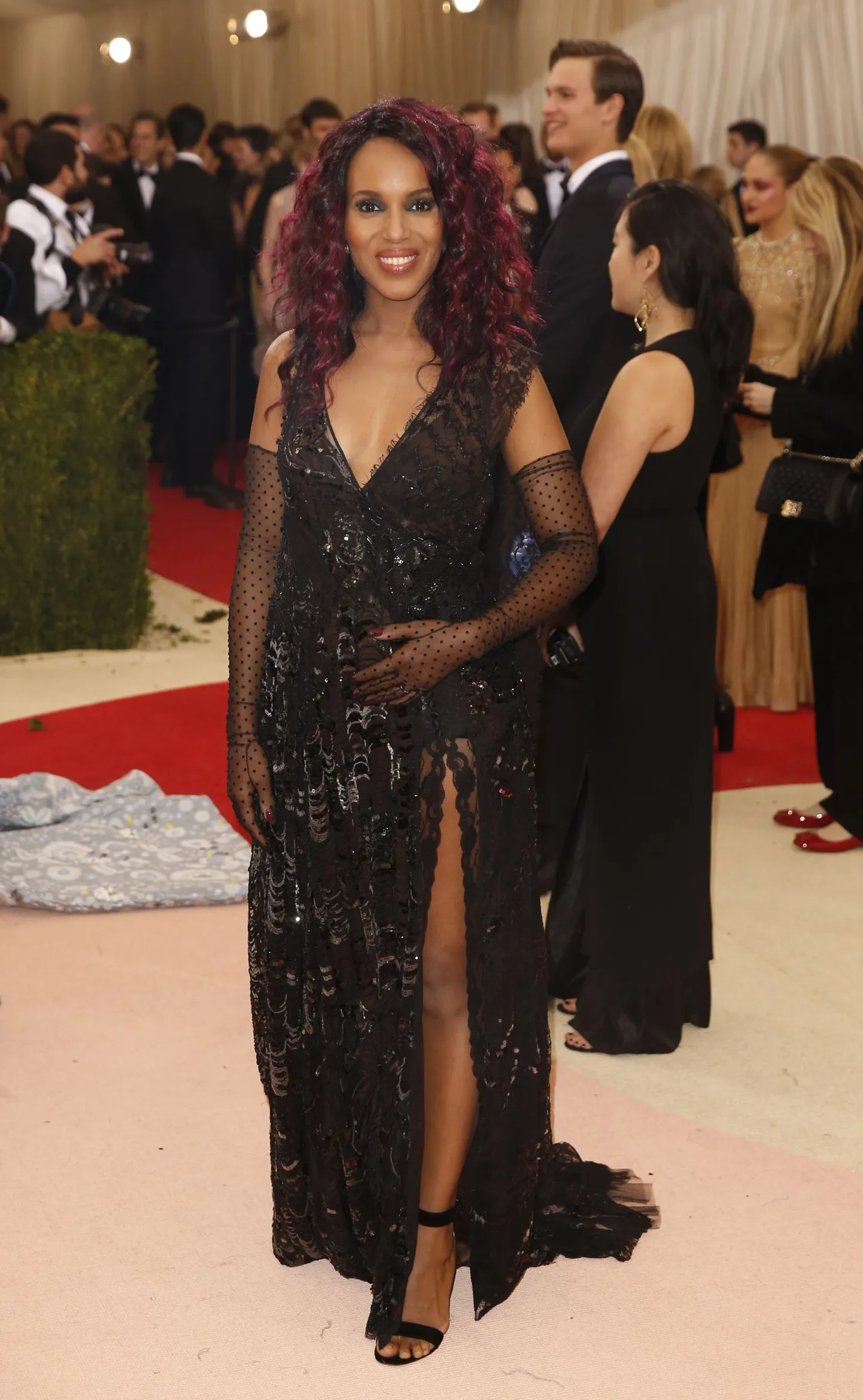 Actress Kerry Washington arrives at the Metropolitan Museum of Art Costume Institute Gala (Met Gala) to celebrate the opening of "Manus x Machina: Fashion in an Age of Technology" in the Manhattan borough of New York, May 2, 2016. REUTERS/Lucas Jackson