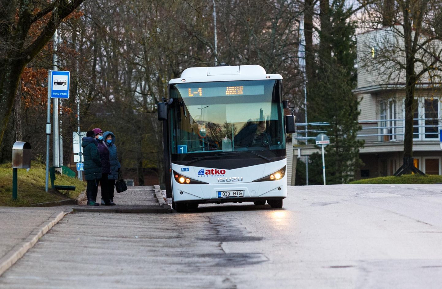 Praegu on Valga linnas kaks bussiliini. Lootuse kohaselt võiks samasugune buss hakata liiklema ka Valga ja Valka vahel.