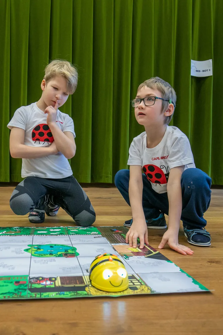 Veereva roboti programmeerimine oli lihtne. Vajuta nuppe ja anna käsud kätte.